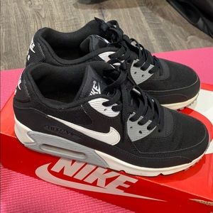 Nike Air Max 90 Essential
